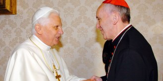 O Antigo Papa, Joseph Ratzinger (Bento XVI [esquerda]) e o novo Papa Jorge Bergoglio (Francisco I)