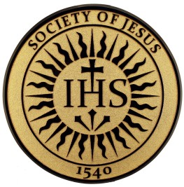 O Logotipo da Companhia, com as letras IHS, 'Iesus Hominum Salvator', ou 'Jesus Homem Salvador'